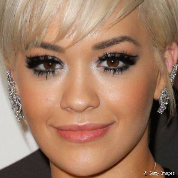 Rita Ora apostou em um esfumado cinza com toques de prata e, para comparecer a uma festa depois do Grammy, caprichou no volume dos c?lios al?m de adicionar um tra?o de delineado na linha do c?ncavo
